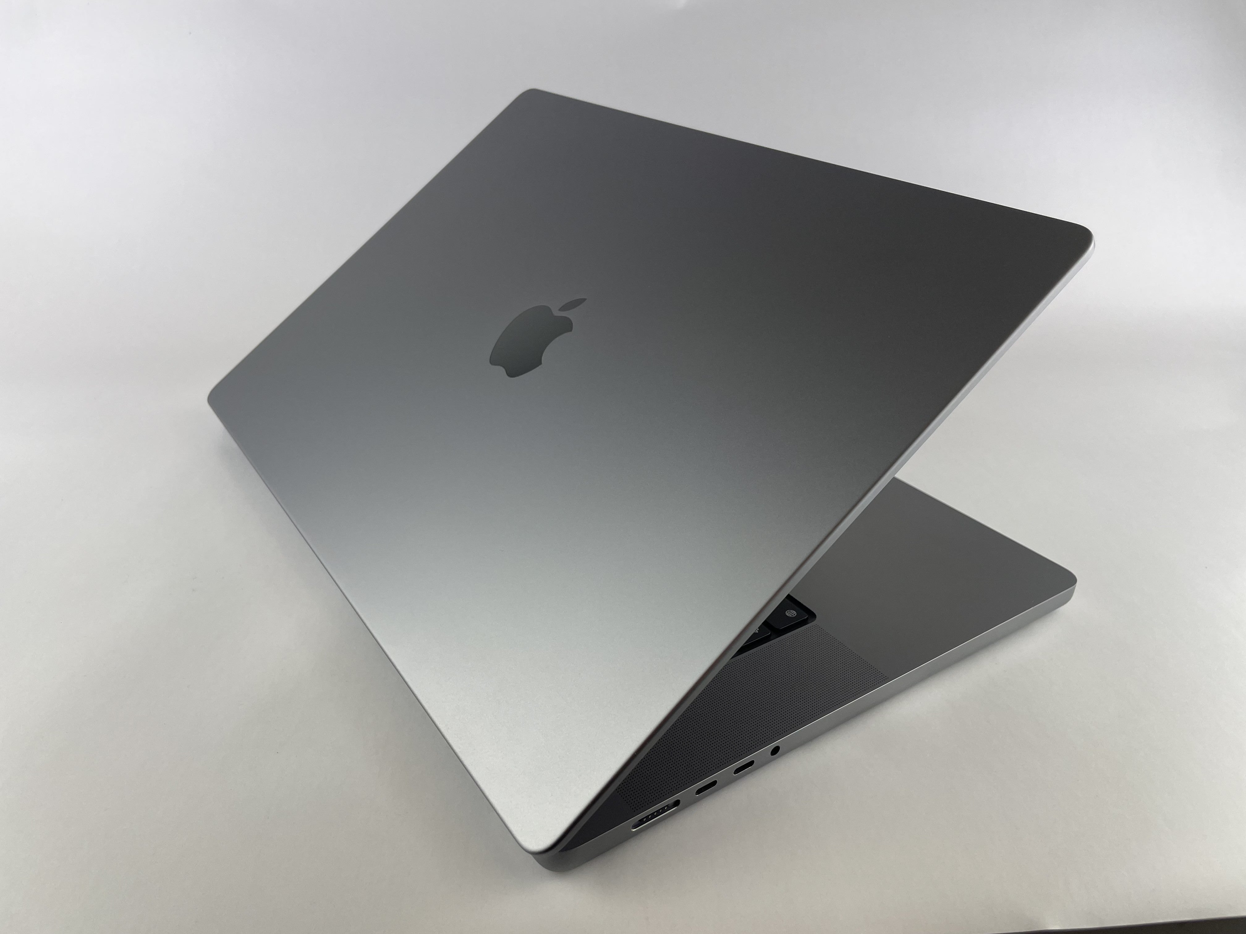 MacBook Pro 16" 2023 Chip Apple M2 Pro A2780 MNW83T/A – M2 Pro 12C CPU 19C GPU – Grigio siderale (Space Gray)