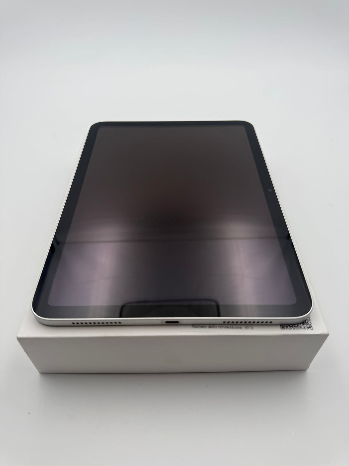iPad 10th Gen 10.9" 64GB Wi-Fi Silver – OUTLET